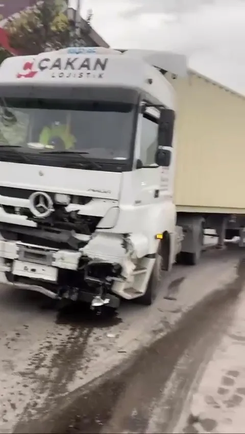 gebzede-isci-servisi-ile-tir-kafa-kafaya-carpisti-8-yarali-1743167415831.jpg