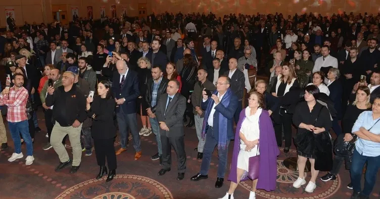 İmamoğlu’na bayrak açtı