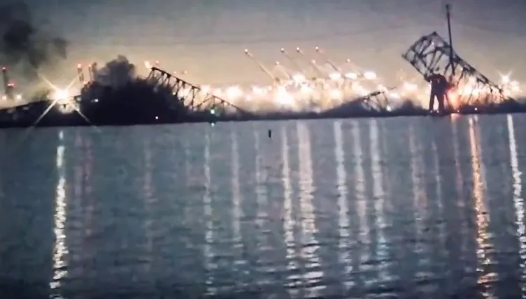 ABD’de korkunç facia! Kargo gemisi köprüyü yıktı: En az 10 araç sulara gömüldü
