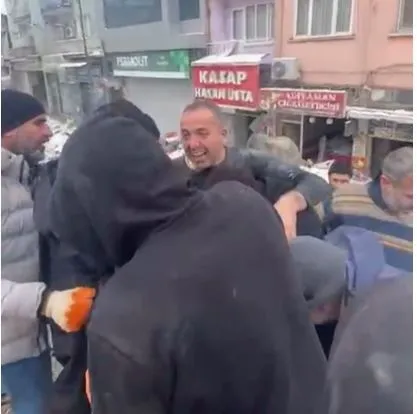 Malatyalı depremzede enkazdan 34 saat sonra çıktı! Gözyaşları sel oldu