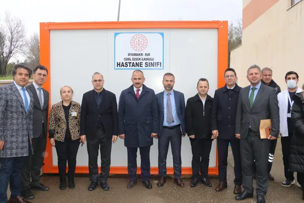 hastane-bahcesinde-depremzede-ve-hasta-cocuklar-icin-konteyner-sinif-olusturuldu-1680701269923.jpg