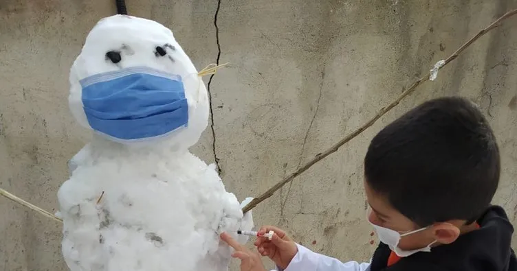 Küçük çocuk kardan adama korona aşısı yaptı!
