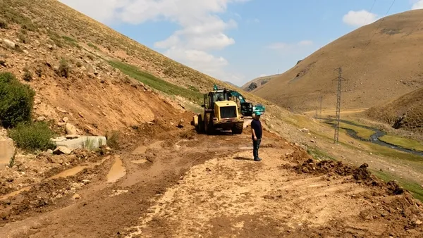 sel-ve-heyelan-nedeniyle-kapanan-14-koy-yolu-yeniden-ulasima-acildi-1788265442821.jpg