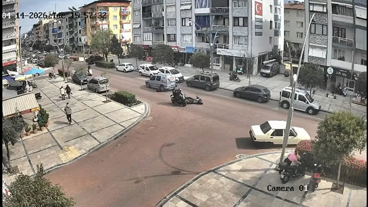 Manisa’da feci kaza: Kontrolden çıkan motosikletli kamyonetin altında kaldı! 17 yaşındaki genç hayatını kaybetti Manisa’da feci kaza: Kontrolden çıkan motosikletli kamyonetin altında kaldı! 17 yaşındaki genç hayatını kaybetti