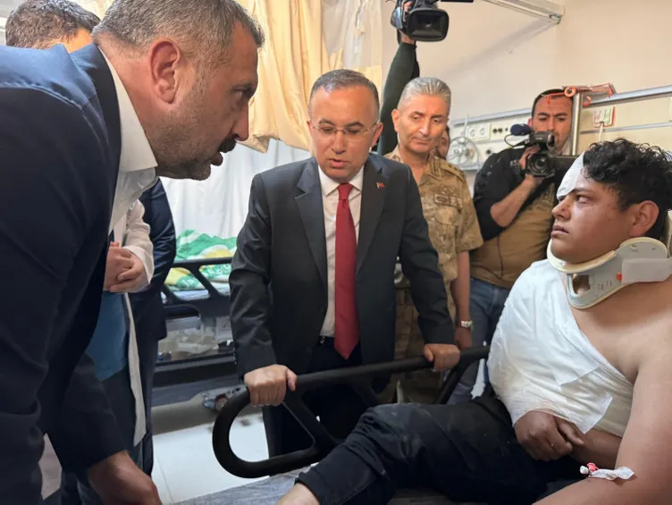 Gaziantep’te katliam gibi kaza! Beton mikseri minibüse çarptı: 9 ölü 10 yaralı var!