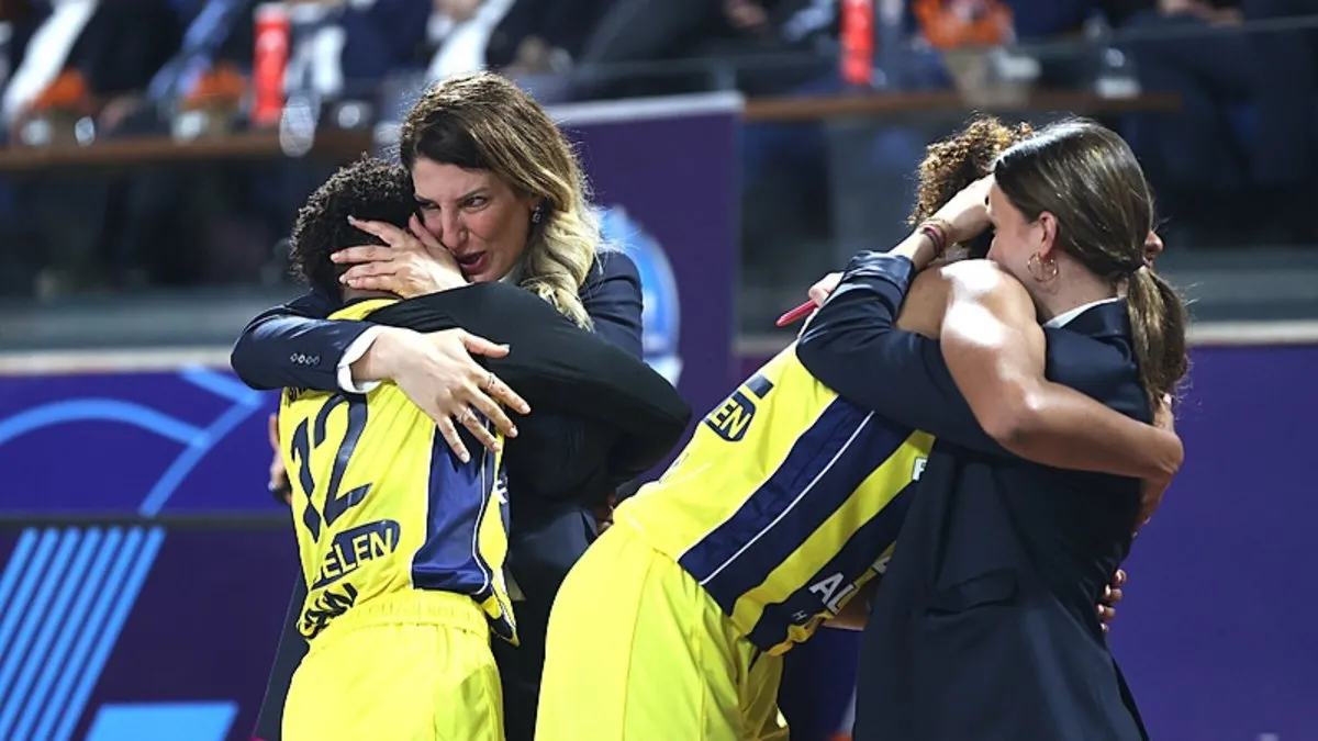 Bakan Bak, Fenerbahçe Kadın Basketbol Takımı'nı kutladı