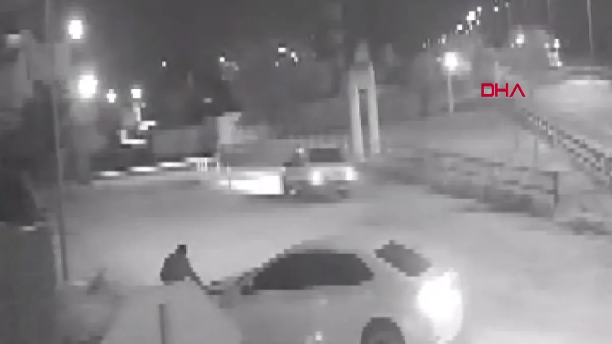 Hatay’da otomobilin bahçe duvarına çarptığı anlar kamerada | Video videosunu izle Hatay’da otomobilin bahçe duvarına çarptığı anlar kamerada | Video videosunu izle