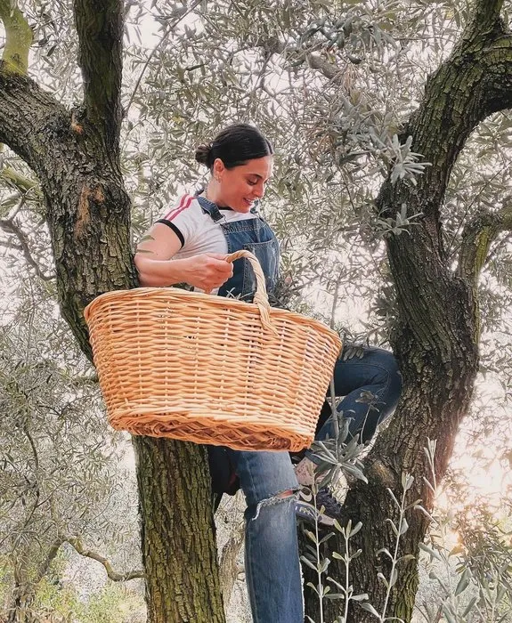 Aslıhan Gürbüz için hasat zamanı! Ünlü oyuncunun ’Ayvalık’ halleri mest etti