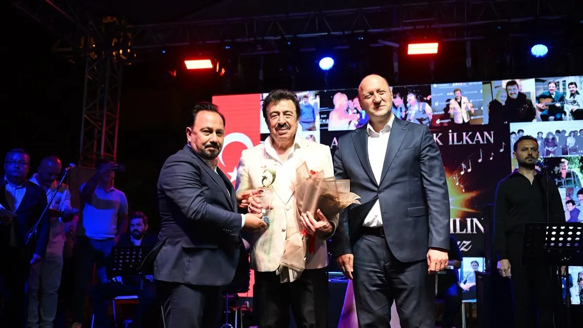 Ahmet Selçuk İlkan, Adana'daki 50. sanat yılı konserinde sevenleriyle buluştu.
