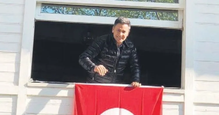 Ofisine Türk bayrağı astı