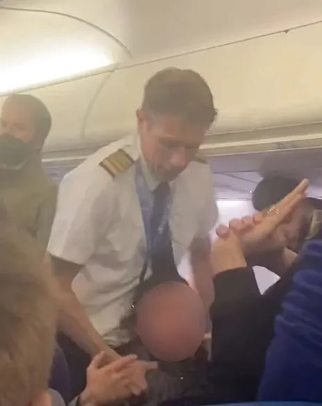 Uçakta kaos! Kaptan pilot kokpitten çıkmak zorunda kaldı; yumrukların konuştuğu anlar kamerada