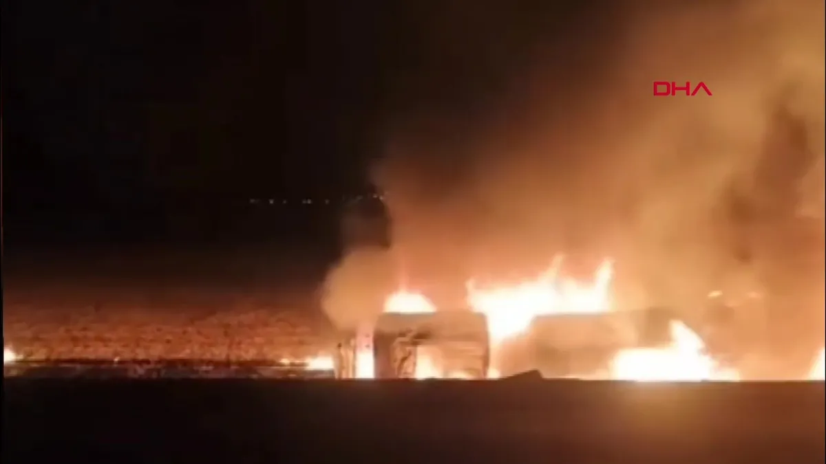 Mardin’de mazot yüklü tanker devrildi: Alev alan aracın sürücüsü yaralandı | Video videosunu izle Mardin’de mazot yüklü tanker devrildi: Alev alan aracın sürücüsü yaralandı | Video videosunu izle