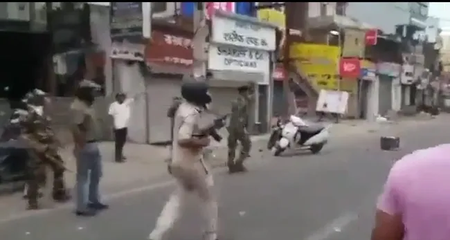 hindistan-polisi-muslumanlara-ates-acti-2-kisi-hayatini-kaybetti-1654966357461.jpg
