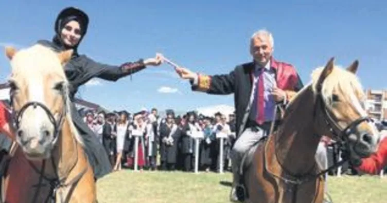 Diplomalarını at üstünde aldılar