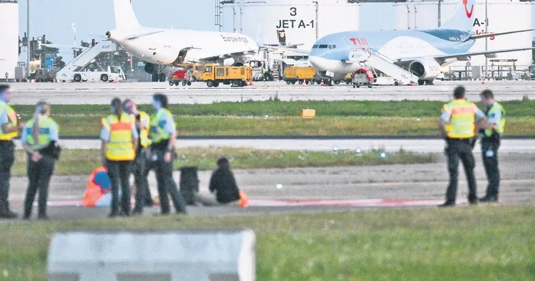 Dört havalimanını daha felç ettiler