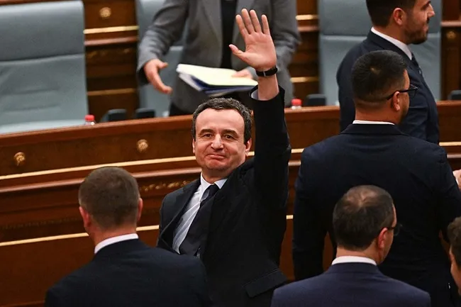 Kosova'da yeni hükümet Meclisten güven oyu aldı
