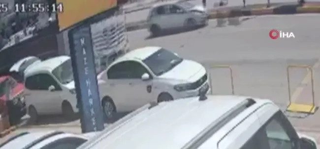 hatayda-korkunc-kaza-otomobilin-carptigi-iki-kadin-metrelerce-havaya-uctu-1744871987900.jpg