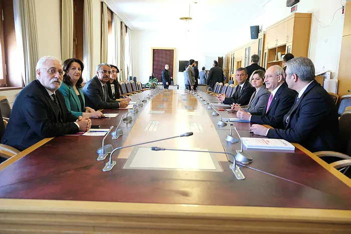kilicdaroglu-hdpye-sirin-gorunme-adina-kurtceyi-suistimal-etti-gercek-bambaska-cikti-1679388247278.jpg HDP’ye şirin gözükme çabası elinde patladı! Kılıçdaroğlu’nun Kürtçe yalanı