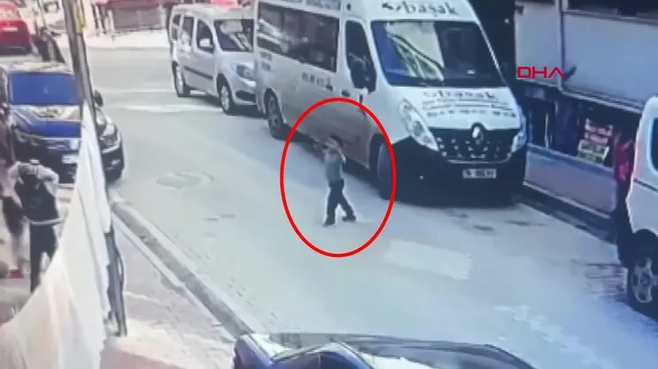 Esenyurt'ta feci olay kamerada: Servis minibüsü 5 yaşındaki çocuğu böyle ezdi! | Video