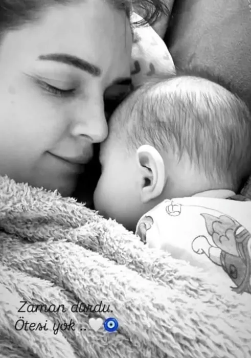 Berk Oktay’ın güzel eşi Yıldız Çağrı Atiksoy’dan minik kızıyla siyah beyaz poz! Zaman durdu, ötesi yok