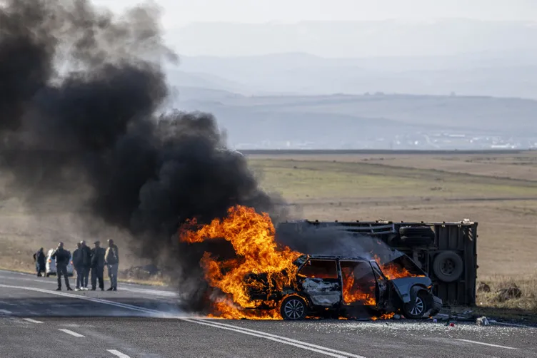 Kars’ta kamyonetle çarpışan otomobil alev topuna döndü: Sürücü böyle kurtarıldı!