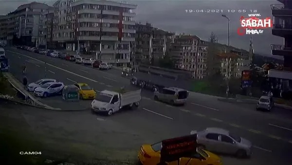 El frenini çekmeden indiği tır park halindeki araçlara böyle çarptı | Video