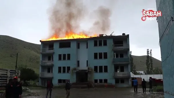 Erzurum'da yıldırım düştü! Binanın çatısı alev aldı | Video