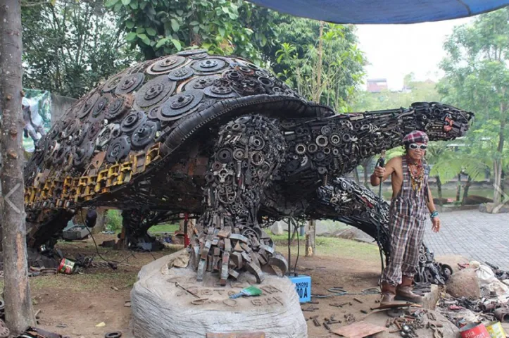 Endonezyalı sanatçı hurda parçalarıyla heykel yaptı