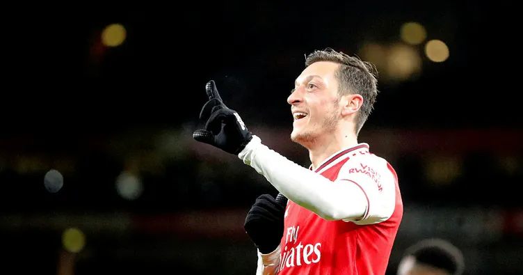 Arsenal yeni formasını Mesut ile tanıttı!