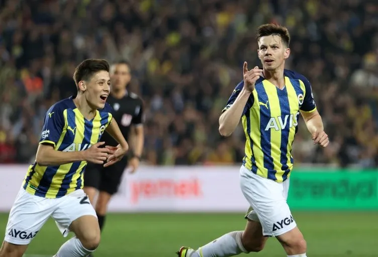 SON DAKİKA TRANSFER HABERLERİ: Fenerbahçe ve Sevilla sahadan önce masada kapışacak! Transferde kimse bunu beklemiyordu