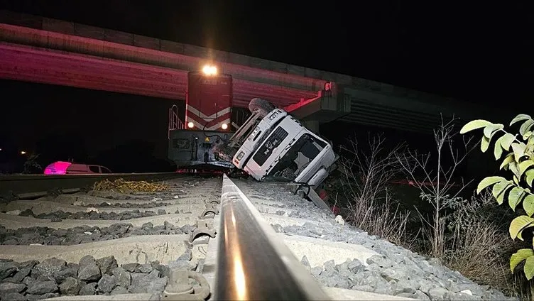 Yer Edirne! Yolcu treni kamyona çarptı! Feci kazada…