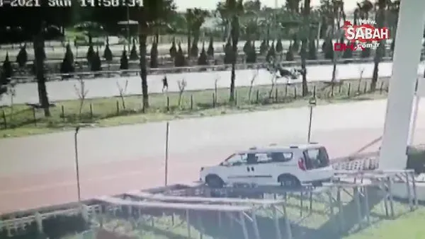 Antalya'da koşarken hafif ticari aracın çarpmasıyla ölen adamın görüntüleri kamerada | Video