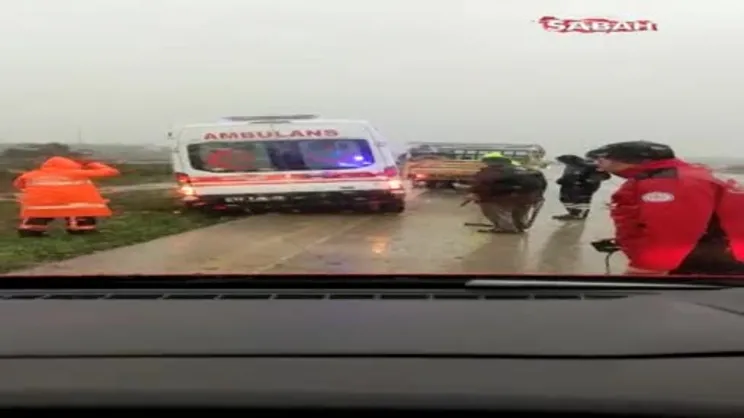 Mersin'de transit araç otobanda kontrolden çıkarak takla attı: 2 yaralı | Video