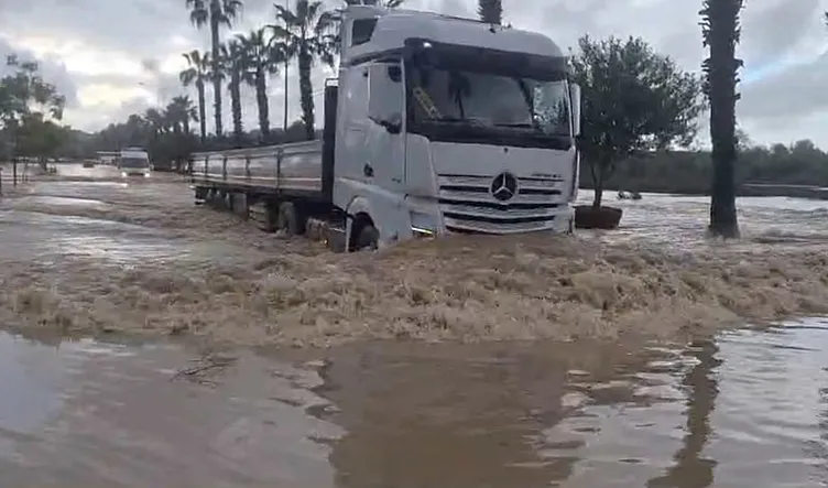 Antalya’da çok sayıda ev ve iş yerini su bastı: Trafikte aksamalar yaşandı!