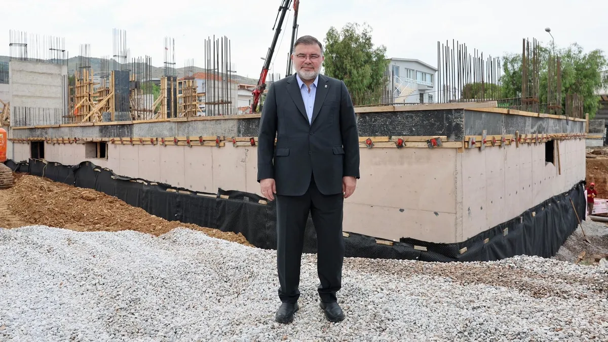 AK Parti İzmir İl Başkanı Bilal Saygılı, Güzelbahçe ve Urla'daki kamu yatırımlarını inceliyor.
