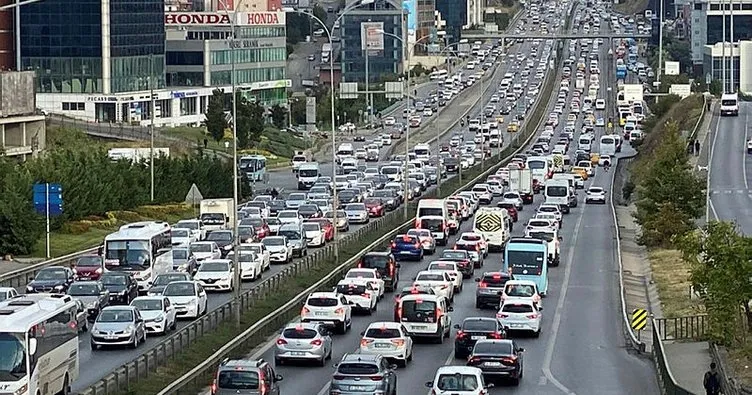 İstanbul’da haftanın ilk gününde trafik yoğunluğu oluştu