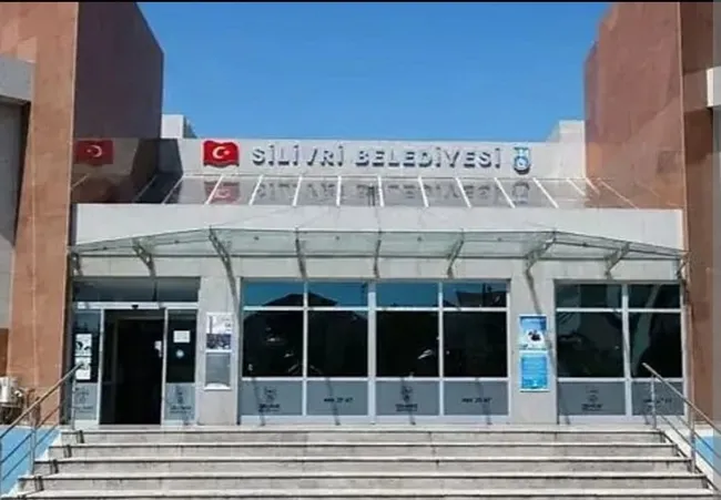chpli-silivri-ilce-baskani-doruk-bulut-gozaltina-alindi-bilirkisi-raporunda-carpici-detay-215-milyon-tllik-kam-1784620285598.jpg CHP’li Silivri İlçe Başkanı Doruk Bulut gözaltına alındı! Bilirkişi raporunda çarpıcı detay: 21.5 milyon TL'lik kamu zararı belgelendi!
