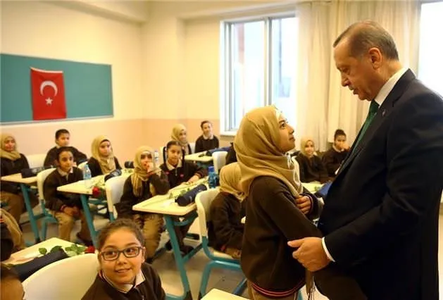 Erdoğan İmam Hatip Lisesini ziyaret etti.