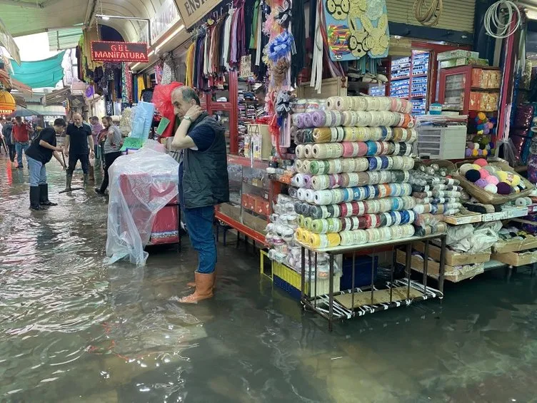 İzmir’i yine sel aldı: Vatandaş sokaktan botla geçti!