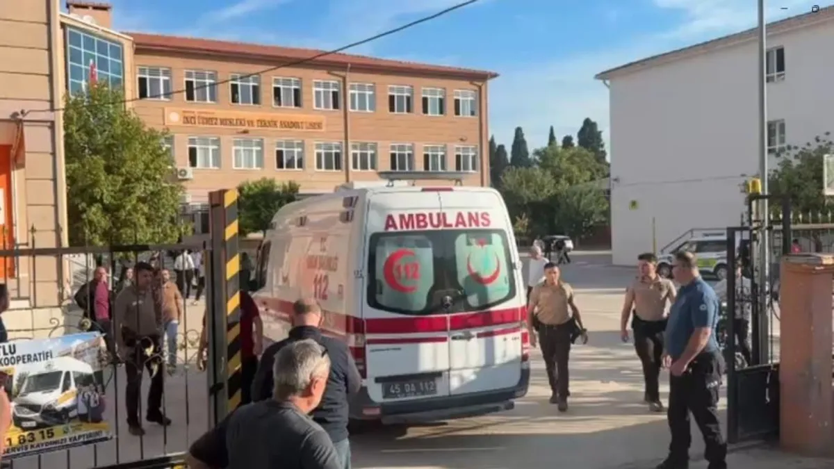 Manisa'da lise önünde silahlı saldırı! Yaralı öğrenciler var haber görseli