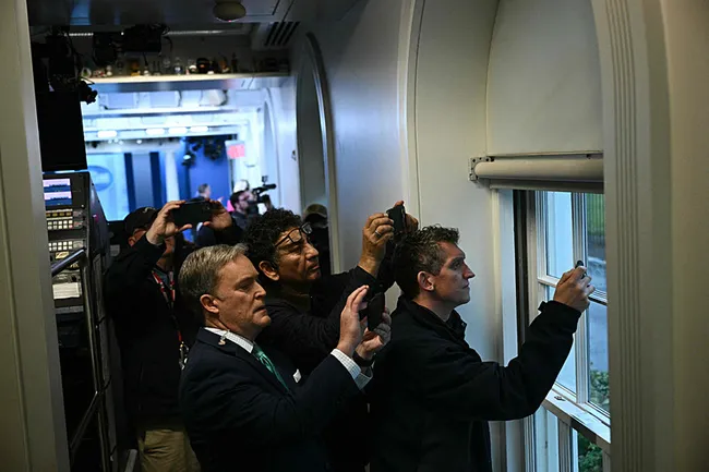 Beyaz Saray yakınlarında silah sesleri: 2 kişi vuruldu! Trump toplantı salonunda bulunuyordu...