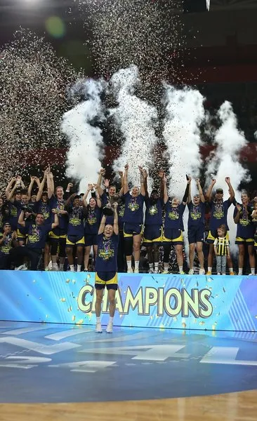 Avrupa şampiyonu olan Fenerbahçe kupasını aldı