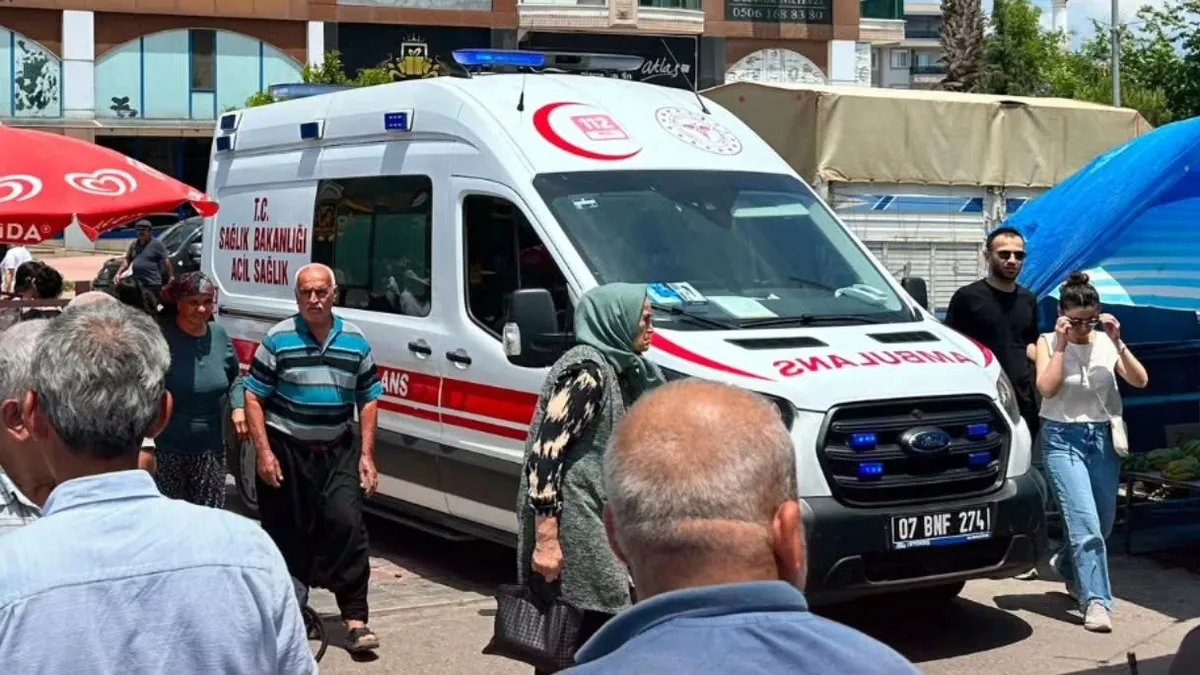 Antalya'da düğün konvoyunda havaya açılan ateş sonucu yaralanan çocuğun hastaneye kaldırılması.