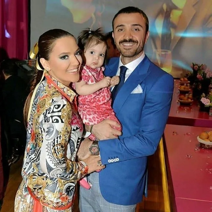 Kerem Alışık oğlu Sadri Alışık ile aynı dizideymiş...Ünlü oyuncu Kerem Alışık'ın oğlu Sadri Alışık dedesinin kopyası!