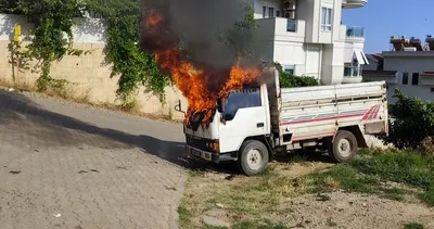 Alanya’da park halindeki kamyonet yandı