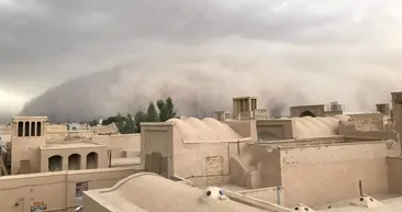 İran’da kum fırtınası etkili oldu