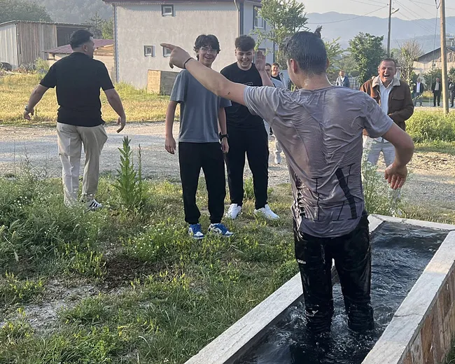 bayramda-yarim-asirlik-gelenek-sabah-uyanmadi-iste-boyle-uyandiriyorlar-1749195016894.jpeg Bayram'da yarım asırlık gelenek! Sabah uyanmayanları öyle bir şekilde uyandırıyorlar ki...