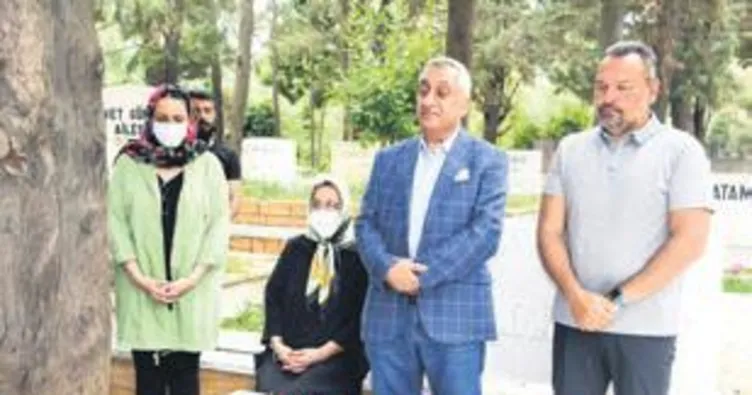 Sunal kabri başında anıldı