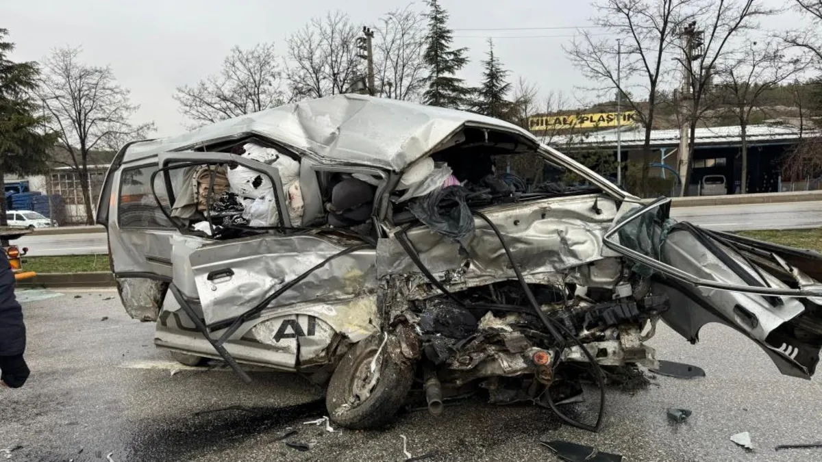 Çorum'da feci kaza! Otobüs ile minibüs çarpıştı: 1'i ağır 7 yaralı