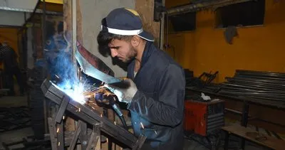 Fabrika gibi okulda öğrenciler hem üretiyor hem kazanç elde ediyor Fabrika gibi okulda öğrenciler hem üretiyor hem kazanç elde ediyor